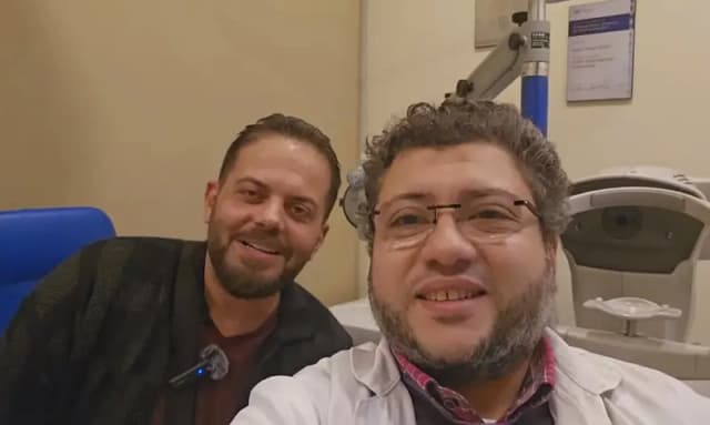 يمتاز بدقة عالية في إجراء العمليات الجراحية المعقدة مثل المياه البيضاء والزرقاء وزراعة القرنية