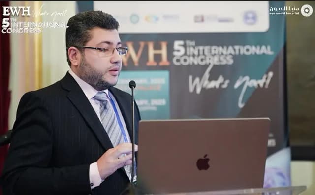 يتمتع بخبرة عالية ويُعد من أبرز جراحي العيون في الشرق الأوسط